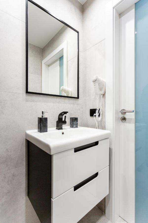 Luxury With Large Terrace Apartment *
